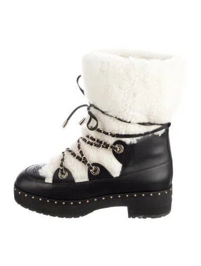 Pre-owned Chanel Interlocking Cc Logo Leather Snow Boots In Black