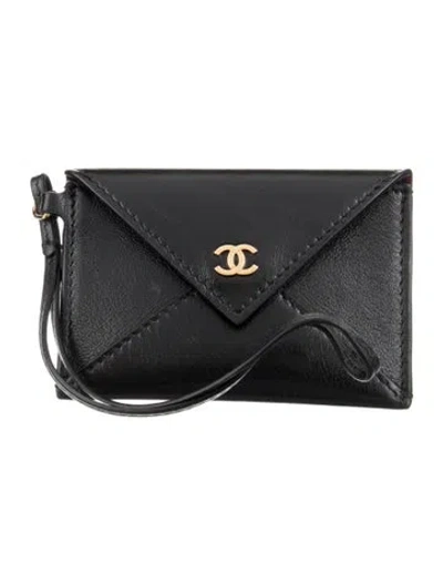 Pre-owned Chanel Interlocking Cc Logo Leather Wristlet In Black