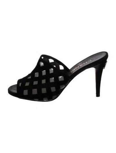 Pre-owned Chanel Interlocking Cc Logo Mesh Slides In Black