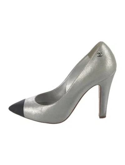 Pre-owned Chanel Interlocking Cc Logo Nubuck Pumps In Silver
