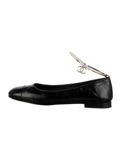 Pre-owned Chanel Interlocking Cc Logo Patent Leather Ballet Flats In Black