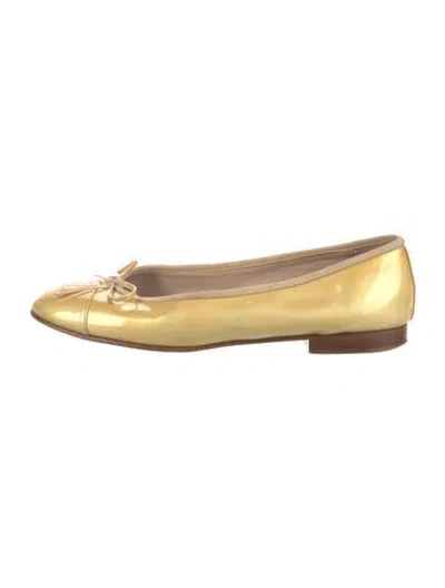 Pre-owned Chanel Interlocking Cc Logo Patent Leather Ballet Flats In Gold