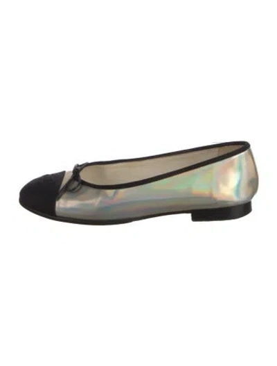 Pre-owned Chanel Interlocking Cc Logo Patent Leather Ballet Flats In Silver