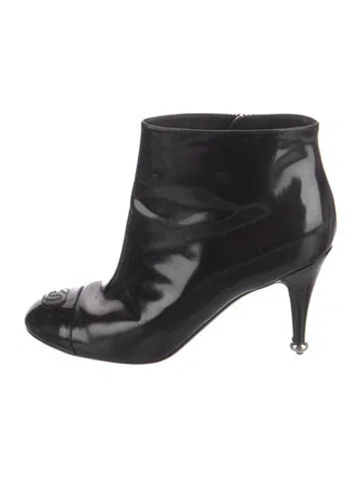 Pre-owned Chanel Interlocking Cc Logo Patent Leather Boots In Black
