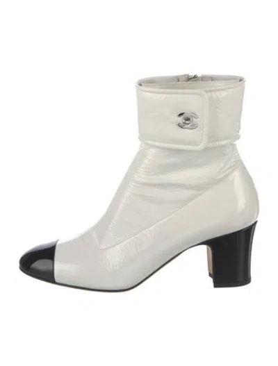 Pre-owned Chanel Interlocking Cc Logo Patent Leather Boots In White
