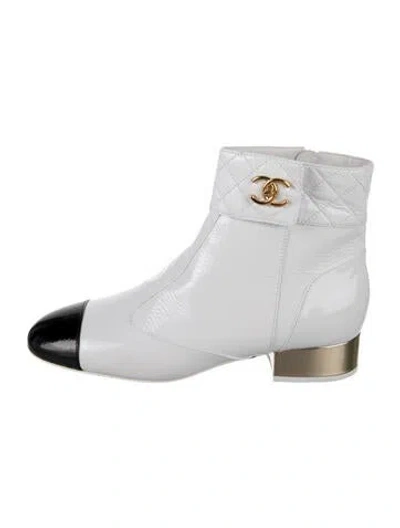 Pre-owned Chanel Interlocking Cc Logo Patent Leather Boots In White