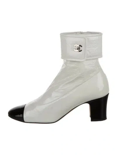 Pre-owned Chanel Interlocking Cc Logo Patent Leather Boots In White