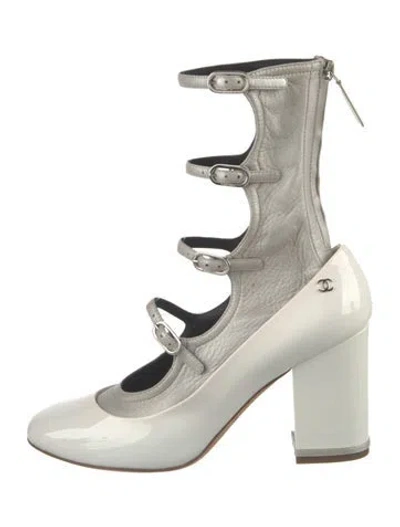 Pre-owned Chanel Interlocking Cc Logo Patent Leather Boots In White