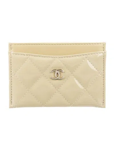 Pre-owned Chanel Interlocking Cc Logo Patent Leather Card Holder In Neutrals