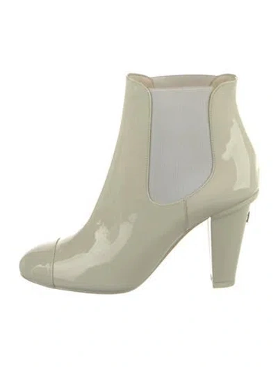 Pre-owned Chanel Interlocking Cc Logo Patent Leather Chelsea Boots In Neutral