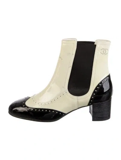 Pre-owned Chanel Interlocking Cc Logo Patent Leather Chelsea Boots In White