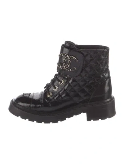 Pre-owned Chanel Interlocking Cc Logo Patent Leather Combat Boots In Black