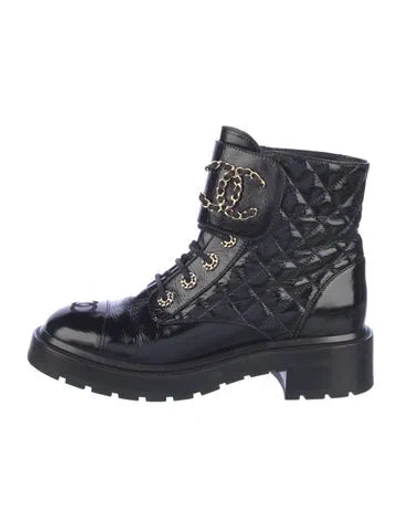Pre-owned Chanel Interlocking Cc Logo Patent Leather Combat Boots In Black