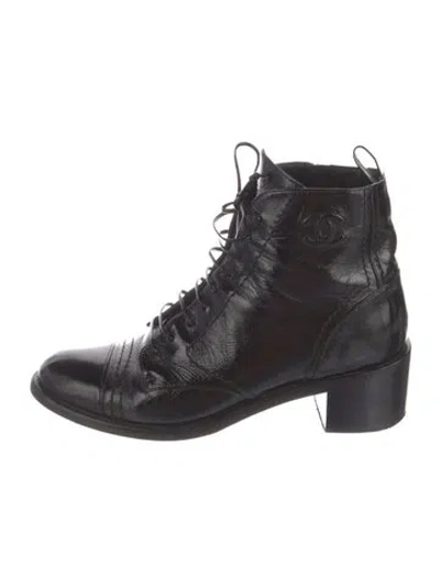 Pre-owned Chanel Interlocking Cc Logo Patent Leather Combat Boots In Black