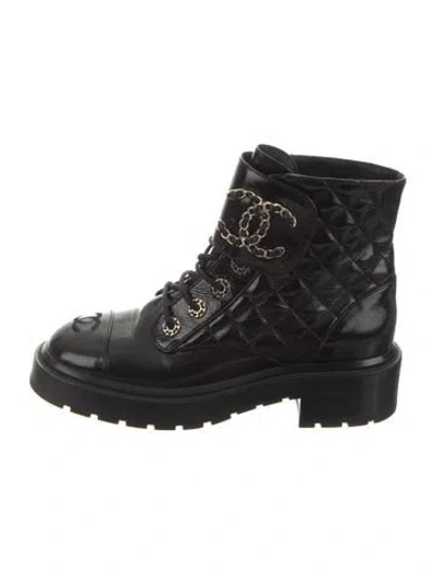 Pre-owned Chanel Interlocking Cc Logo Patent Leather Combat Boots In Black
