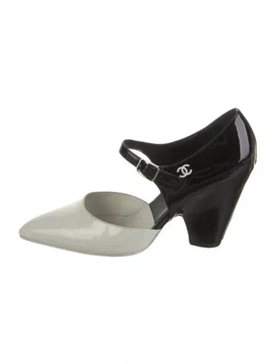 Pre-owned Chanel Interlocking Cc Logo Patent Leather D'orsay Pumps In White