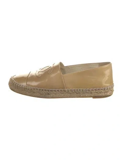 Pre-owned Chanel Interlocking Cc Logo Patent Leather Espadrilles In Neutrals