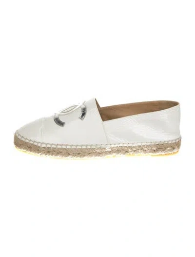 Pre-owned Chanel Interlocking Cc Logo Patent Leather Espadrilles In White