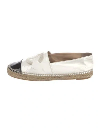 Pre-owned Chanel Interlocking Cc Logo Patent Leather Espadrilles In White