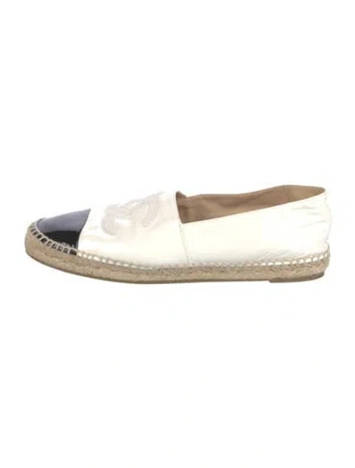 Pre-owned Chanel Interlocking Cc Logo Patent Leather Espadrilles In White