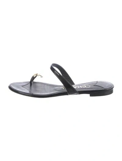 Pre-owned Chanel Interlocking Cc Logo Patent Leather Flip Flops In Black