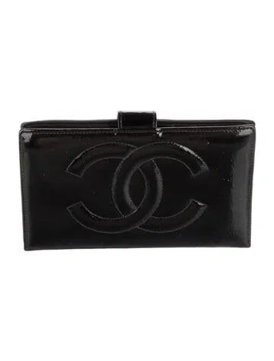 Pre-owned Chanel Interlocking Cc Logo Patent Leather French Purse In Black