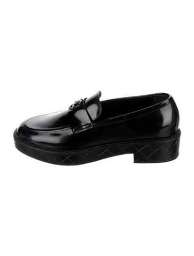 Pre-owned Chanel Interlocking Cc Logo Patent Leather Loafers In Black