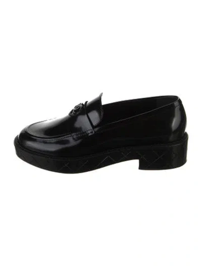 Pre-owned Chanel Interlocking Cc Logo Patent Leather Loafers In Black