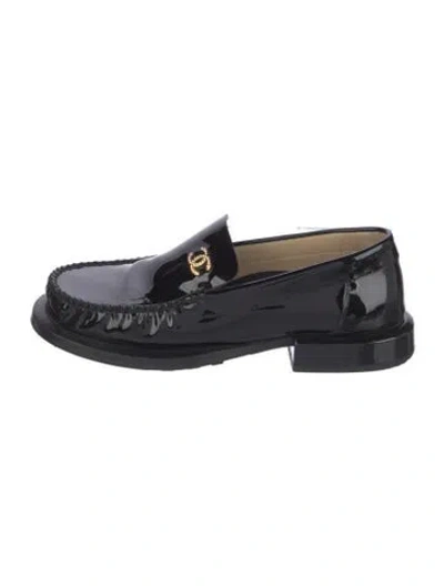 Pre-owned Chanel Interlocking Cc Logo Patent Leather Loafers In Black