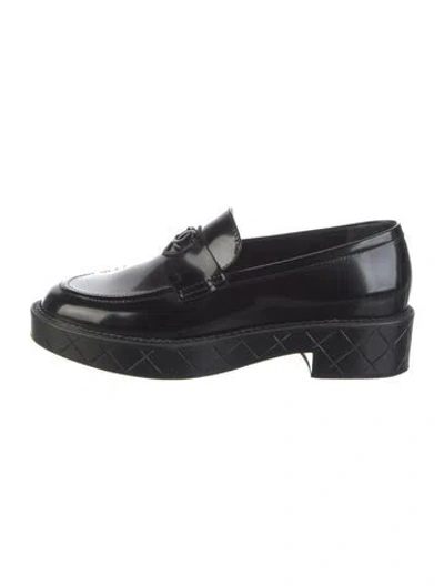 Pre-owned Chanel Interlocking Cc Logo Patent Leather Loafers In Black