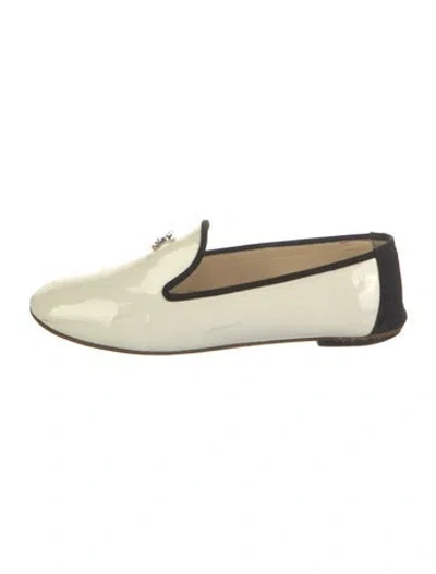 Pre-owned Chanel Interlocking Cc Logo Patent Leather Loafers In White