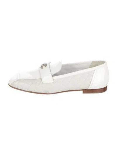 Pre-owned Chanel Interlocking Cc Logo Patent Leather Loafers In White