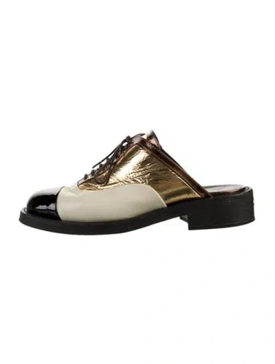 Pre-owned Chanel Interlocking Cc Logo Patent Leather Mules