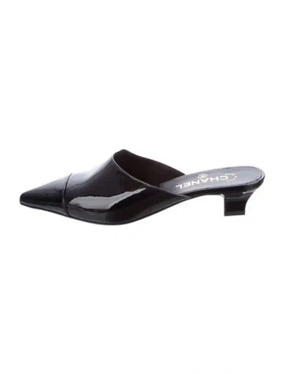 Pre-owned Chanel Interlocking Cc Logo Patent Leather Mules In Black