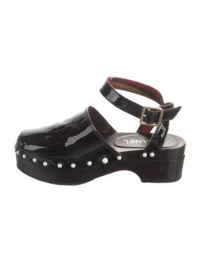 Pre-owned Chanel Interlocking Cc Logo Patent Leather Mules In Black