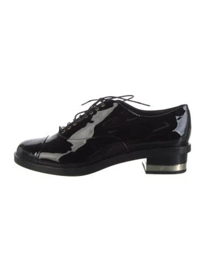 Pre-owned Chanel Interlocking Cc Logo Patent Leather Mules In Black