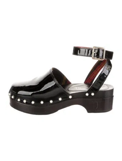 Pre-owned Chanel Interlocking Cc Logo Patent Leather Mules In Black