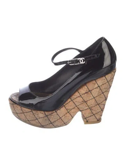 Pre-owned Chanel Interlocking Cc Logo Patent Leather Pumps In Black