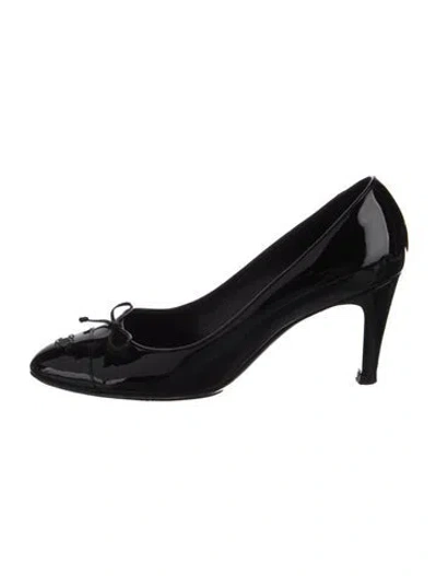 Pre-owned Chanel Interlocking Cc Logo Patent Leather Pumps In Black