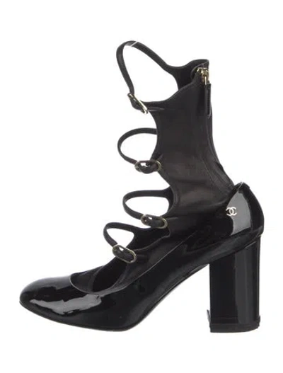 Pre-owned Chanel Interlocking Cc Logo Patent Leather Pumps In Black