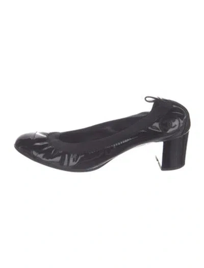 Pre-owned Chanel Interlocking Cc Logo Patent Leather Pumps In Blue