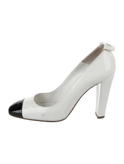 Pre-owned Chanel Interlocking Cc Logo Patent Leather Pumps In White