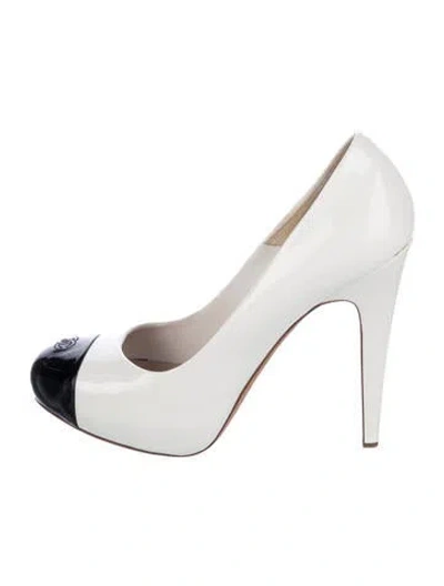 Pre-owned Chanel Interlocking Cc Logo Patent Leather Pumps In White