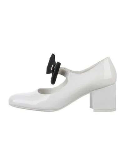 Pre-owned Chanel Interlocking Cc Logo Patent Leather Pumps In White