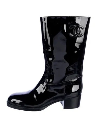 Pre-owned Chanel Interlocking Cc Logo Patent Leather Rain Boots In Black