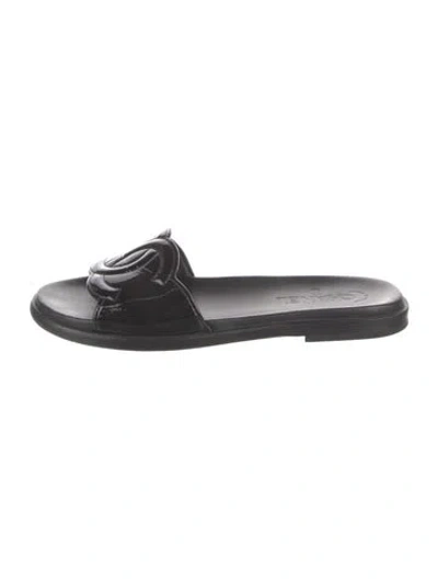 Pre-owned Chanel Interlocking Cc Logo Patent Leather Slides In Black