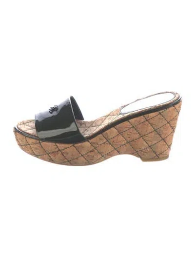 Pre-owned Chanel Interlocking Cc Logo Patent Leather Slides In Green