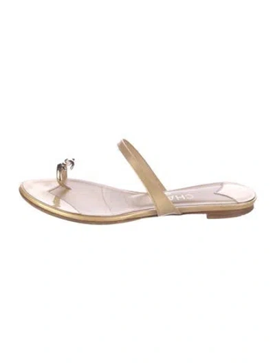 Pre-owned Chanel Interlocking Cc Logo Patent Leather Slides In Neutral