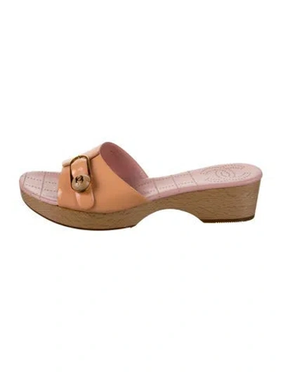 Pre-owned Chanel Interlocking Cc Logo Patent Leather Slides In Neutral