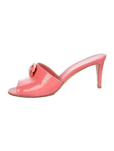 Pre-owned Chanel Interlocking Cc Logo Patent Leather Slides In Pink